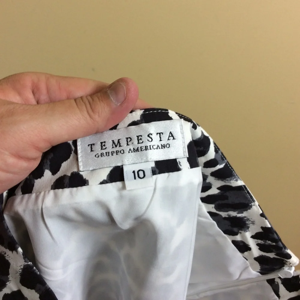 Tempesta Gruppo Americano stretch leopard print skirt. Size 10.